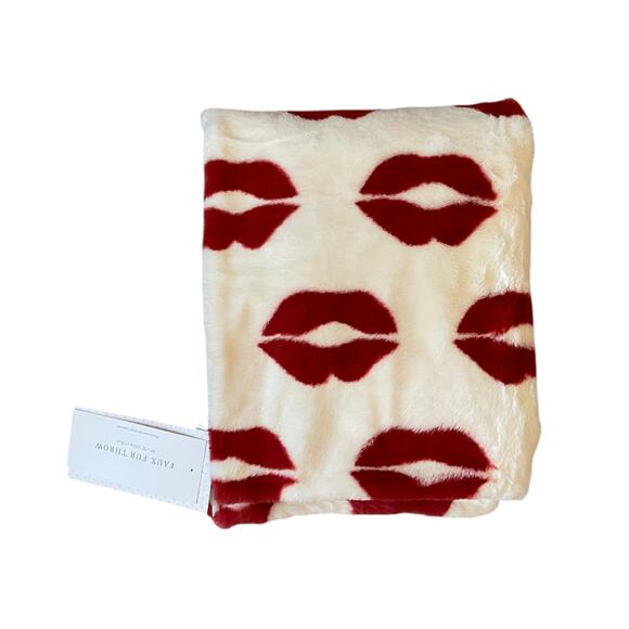 NEW Cupcakes & Cashmere LIPS Faux Fur Throw Blanket 50x70 Red & White Valentine - Picture 13 of 16
